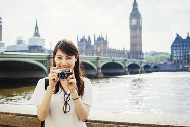 Junge Japanerin, die einen Tag in London genießt und auf dem Queen's Walk an der Themse steht. - MINF01088