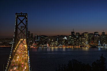 Bay Bridge bei Nacht, von oben gesehen, mit beleuchtetem Verkehr und den Lichtern der Siedlungen am Ufer der Bucht. - MINF01093