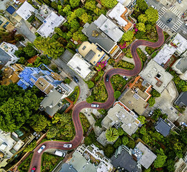 Luftaufnahme eines städtischen Wohngebiets mit einer Straße, die mit acht Haarnadelkurven einen Hang hinunterführt. - MINF01094