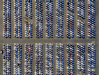 Luftaufnahme eines Autohandelszentrums, in Reihen geparkte Neuwagen auf einem Parkplatz, bereit zum Verkauf. - MINF01119