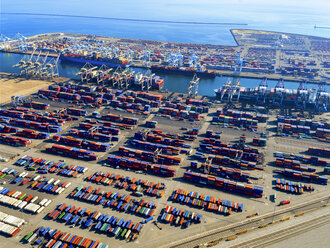 Luftaufnahme des Containerhafens von San Pedro in Los Angeles mit angedockten Schiffen und Containern, die auf ihre Verladung warten. Eine kommerzielle Frachthalle. - MINF01121