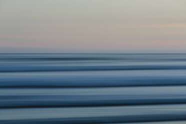 Meereswellen und der Blick auf den Horizont über dem Meer in der Abenddämmerung vom Strand aus. - MINF01128