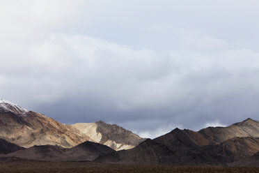 Schneebedeckte Berge und ein bedrohlicher Himmel, in den Panamint Mountains im Death Valley National Park. - MINF01197