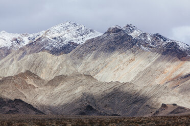Schneebedeckte Berge und ein bedrohlicher Himmel, in den Panamint Mountains im Death Valley National Park. - MINF01198