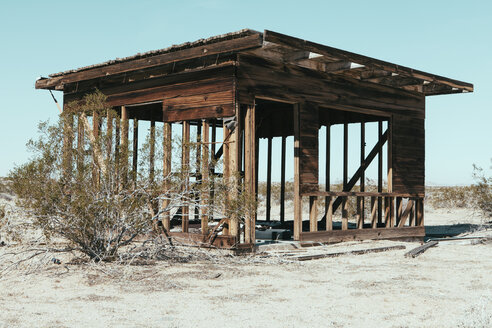 Ein kleines verlassenes Gebäude in der Landschaft der Mojave-Wüste. - MINF01201