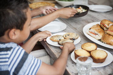 Eine Familie trifft sich zum Essen. - MINF01276