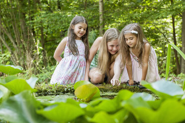 Three girls playing outdoors. - MINF01294