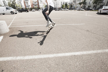 Junger Mann auf dem Skateboard in einem Parkhaus. - MINF01329