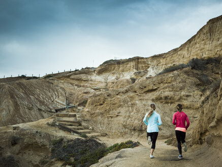 Zwei Frauen joggen auf einem Steinbruchweg. - MINF01338