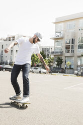 Junger Mann auf dem Skateboard in einem Parkhaus. - MINF01352