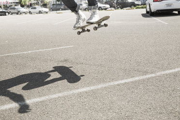 Junger Mann auf dem Skateboard in einem Parkhaus. - MINF01353