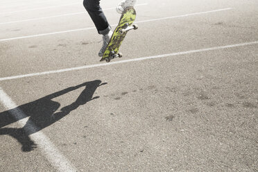Young man skateboarding in a car park. - MINF01354