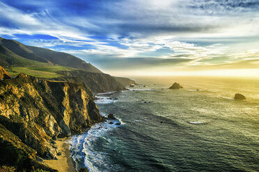 The coastline at Big Sur in California, with steep cliffs and rock stacks in the Pacific Ocean. - MINF01434