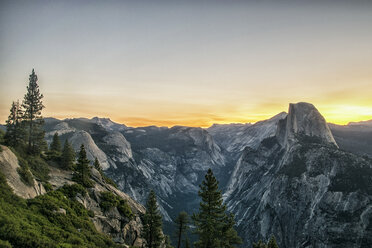 Die Bergkette im Yosemite-Tal bei Sonnenuntergang mit ihren markanten Felsformationen und schneebedeckten Hängen. - MINF01435