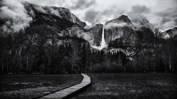 Yosemite-Wasserfälle im Yosemite-Nationalpark und eine Uferpromenade im Tal. - MINF01440