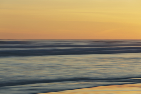 Blick vom Strand über den Ozean bei Sonnenuntergang, Langzeitbelichtung, lizenzfreies Stockfoto