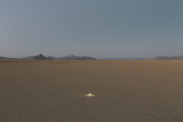 Kleines leuchtendes Licht auf einer riesigen Playa, Black Rock Desert, Nevada - MINF01453