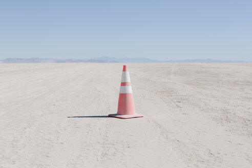 Verkehrskegel in der weiten Wüste, Black Rock Desert, Nevada - MINF01455