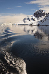 Berge und verschneite Landschaften spiegeln sich im ruhigen Meerwasser des Südlichen Ozeans. - MINF01458