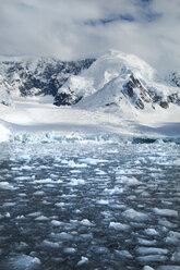 Berge und Schneelandschaft spiegeln sich im ruhigen Meerwasser. Eisschollen auf dem Wasser. - MINF01459