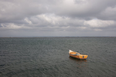 Ein kleines Holzboot, das vor der portugiesischen Küste im offenen Wasser liegt. - MINF01473