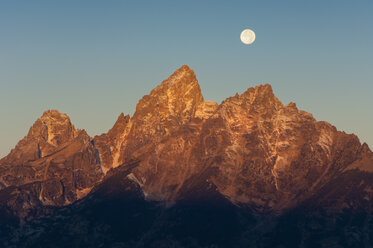 Eine zerklüftete Gebirgskette im Grand-Teton-Nationalpark bei Nacht, mit Vollmond am Himmel. - MINF01485