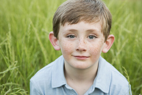 Ein Junge in einem blauen Hemd mit braunem Haar und Sommersprossen. - MINF01507