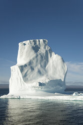 Ein großer Eisberg in den Gewässern vor der Küste Grönlands. - MINF01514