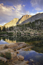 Blick vom Talboden des Albion Basin auf die Wasatch Mountains und die Landschaft des National Forest in Utah. - MINF01539