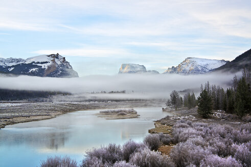 Blick auf den Squaretop Mountain und den Wind River in der Morgendämmerung, mit tief hängendem Nebel über dem Tal. - MINF01542