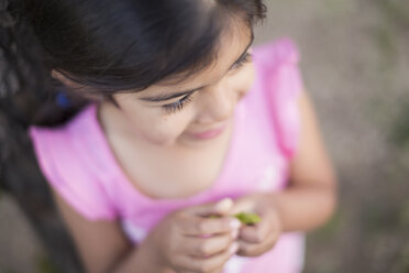 View from above of a child, a girl with dark brown hair and brown eyes. - MINF01545