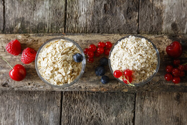 Various oat flakes and berries - EVGF03368