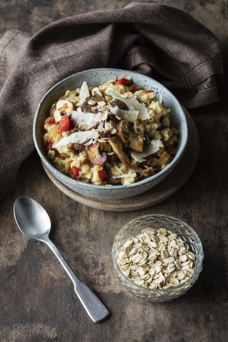 Schüssel Haferbrei mit Paprika, Champignon und Parmesan, lizenzfreies Stockfoto