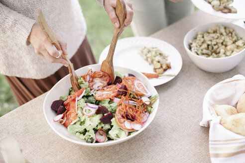 Große Schüssel mit Salat auf einem Tisch bei einer Gartenparty. - MINF01651