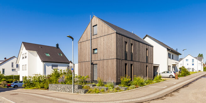 Germany, Baden-Wuerttemberg, Stuttgart, Ostfildern, modern efficiency house, wooden facade, thermal insulation - WDF04761