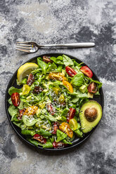 Salat mit Feldsalat, Tomaten, Avocado, Parmesan und Kurkuma-Zitronen-Dressing - SARF03860