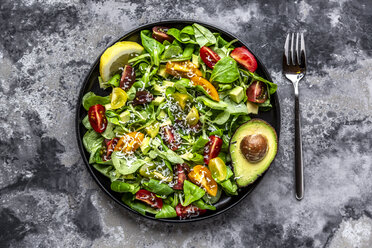 Salad with lamb's lettuce, tomatoes, avocado, parmesan and curcuma lemon dressing - SARF03861