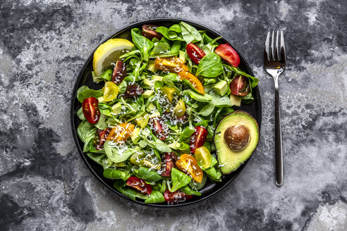 Salat mit Feldsalat, Tomaten, Avocado, Parmesan und Kurkuma-Zitronen-Dressing - SARF03861