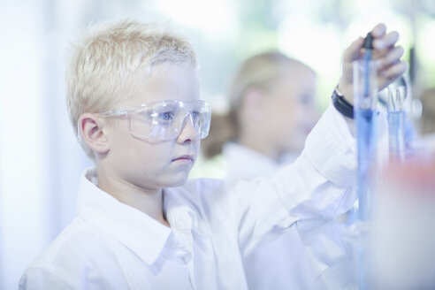 Junge spielt Wissenschaftler im Labor - CUF43652