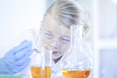 Mädchen spielt Wissenschaftlerin im Labor - CUF43656