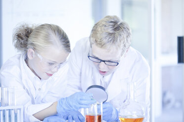 Children playing scientists in lab - CUF43658