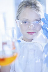 Mädchen spielt Wissenschaftlerin im Labor - CUF43662
