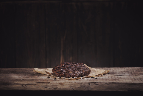 Burger-Patty auf Holz, Kopierraum, lizenzfreies Stockfoto