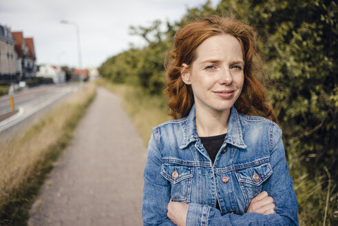 Redheaded woman with arms crossed, portrait - KNSF04210