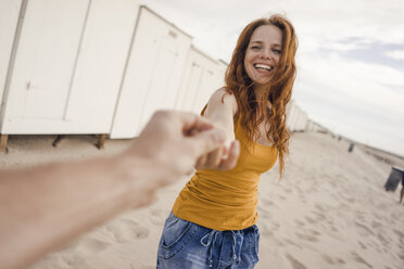 Lächelnde Frau greift nach der Hand eines Mannes - KNSF04211