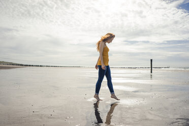 Frau entspannt sich am Strand, schlendert herum - KNSF04216