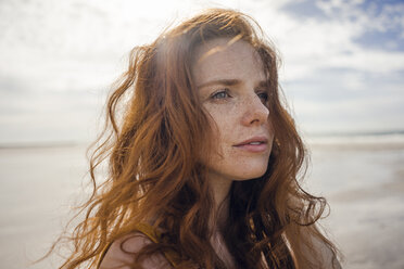 Portrait of a redheaded woman on the beach - KNSF04219
