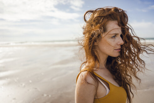 Porträt einer rothaarigen Frau am Strand - KNSF04222