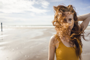 Portrait of a redheaded woman on the beach - KNSF04223