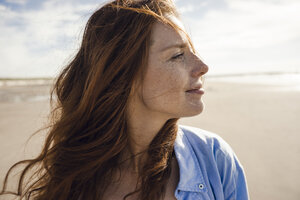 Portrait of a redheaded woman on the beach - KNSF04250